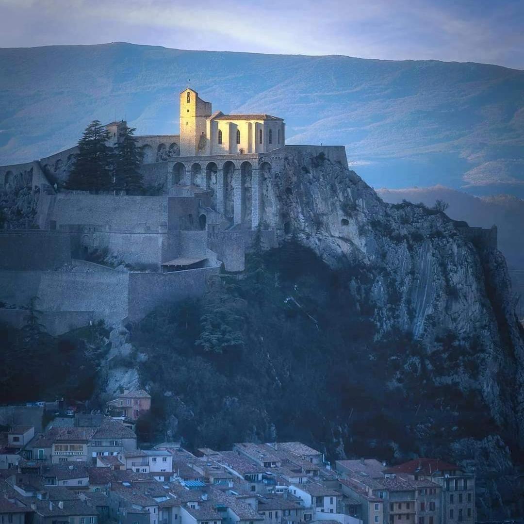 Etxe Laminak Bed & Breakfast Sisteron Luaran gambar